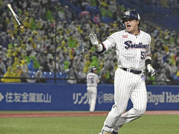 “三冠王打法”ヤクルト・村上宗隆から松井秀喜への質問とその答え「すでに僕を超えている」「まだまだ遠い存在です」の真意とは?<Number Web> photograph by KYODO