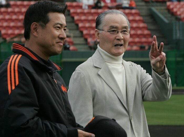 「長嶋さんは守り神」巨人の歴史が動いた“長嶋茂雄→原辰徳への監督継承…“屈辱の代打宣告”でも揺るがない師弟関係「じつは長嶋と原には共通点が」＜Number Web＞ photograph by JIJI PRESS