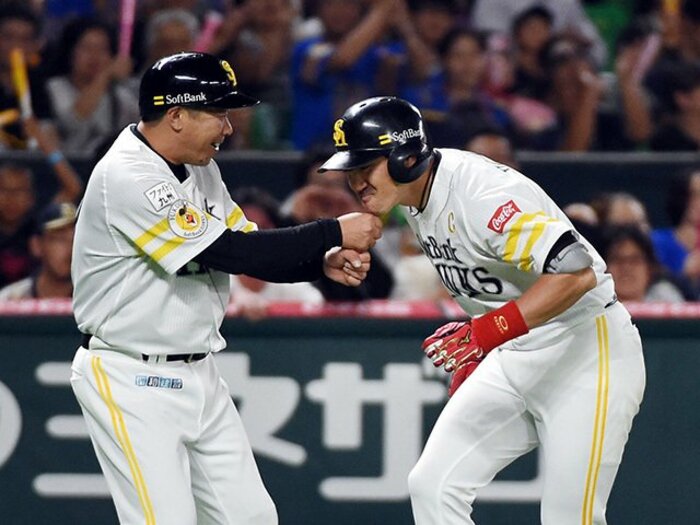 ソフトバンク飯田コーチの“大異動”。守備走塁から打撃、その意図とは?<Number Web> photograph by NIKKAN SPORTS