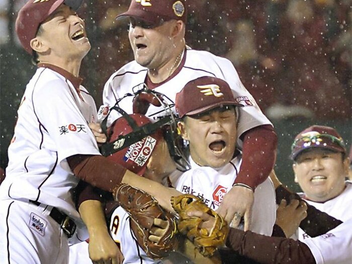 震災に響いた「ピッチャー、田中」。独断！平成プロ野球名勝負ベスト10。＜Number Web＞ photograph by Kyodo News