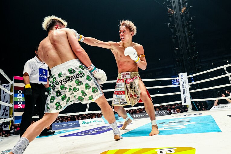 武尊の右ストレート　©THE MATCH 2022/Susumu Nagao