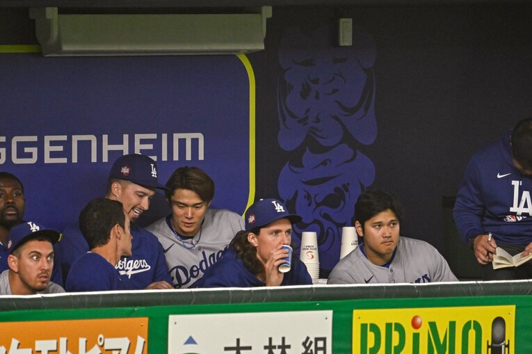 ドジャースベンチで談笑する、右から大谷、グラスノー、山本、スネルというスーパーピッチャーの面々。ただ、昨年はこの中の誰もフルシーズン投げていないのも事実だ　©Nanae Suzuki