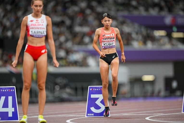 【世界陸上女子800m予選】スタートを待つ17歳の久保凛（連続写真1枚目／4枚）【スワイプするとそのほかの写真もご覧になれます】　©Nanae Suzuki