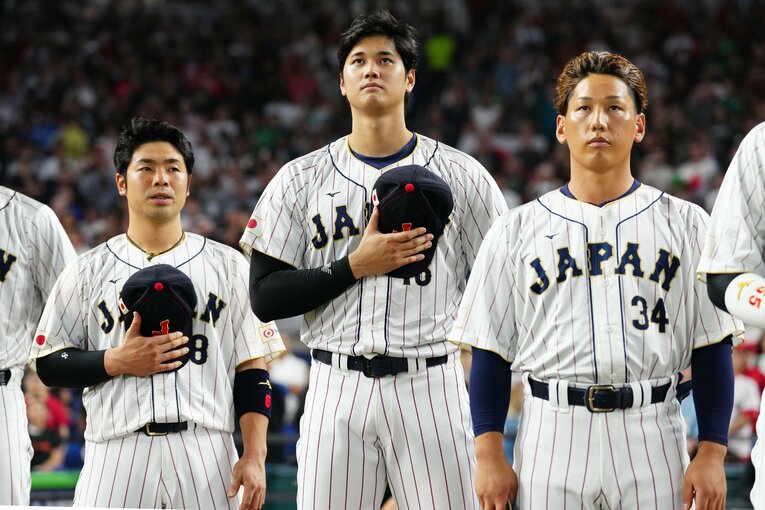 WBC準決勝メキシコ戦で国歌斉唱する（右から）吉田正尚、大谷翔平、近藤健介　©︎Getty Images