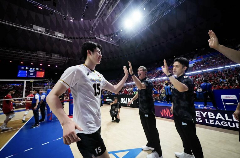 甲斐優斗、フィリップ・ブラン監督、伊藤健士コーチ（VNLベルギー戦）©Volleyball World