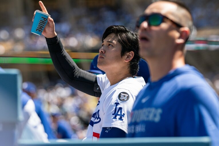 【Numberカメラマンが激写・大谷翔平の愛される日常2025年7月版：全100枚超】ベンチでの珍しい表情…“え、ショウヘイ何指さしてんの？”　©Nanae Suzuki