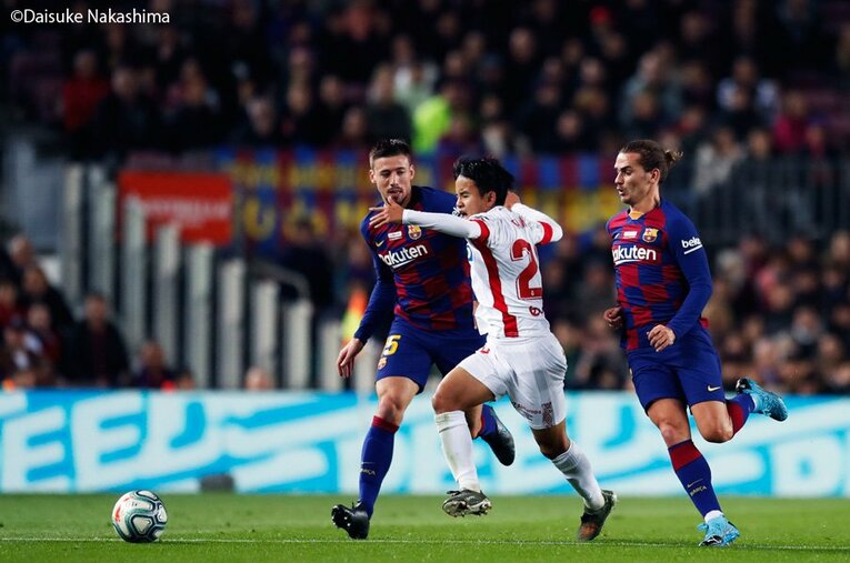 久保建英、初カンプノウの試合前。カメラマンが捉えた“一瞬の瞑想”。(15) ／ photograph by Daisuke Nakashima