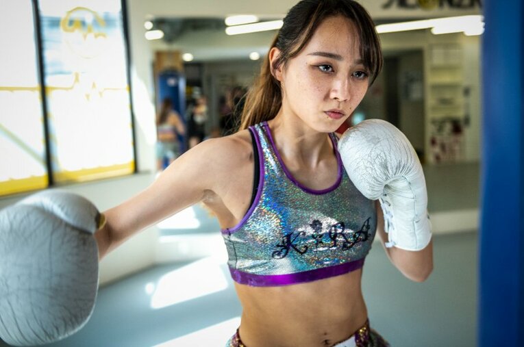 K-1初の女子大会『K-1 RING OF VENUS』に出場する松谷綺19歳。この春、大学生になったばかりだ ／ photograph by Takuya Sugiyama