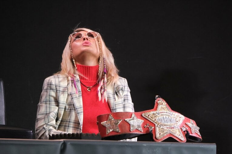 調印式の壇上で涙を浮かべ、ジュリアは天井を見上げた