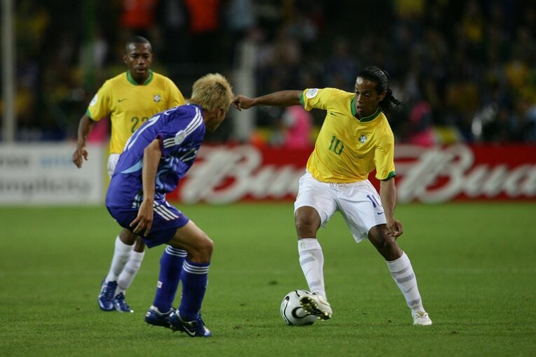 ロナウジーニョとマッチアップする稲本潤一　©JMPA