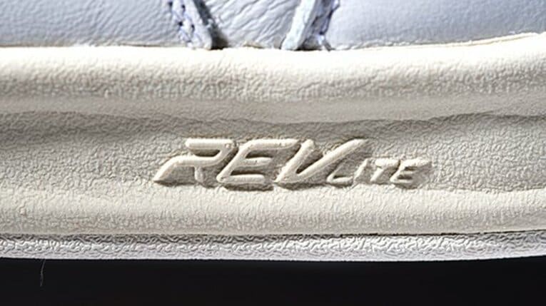 CT300のハイブリッドモデルCRT300は、超軽量素材「REV LITE」をミッドソールに採用。レトロなテニスシューズにありがちな重量感はなく、軽快な履き心地を実感することができる。