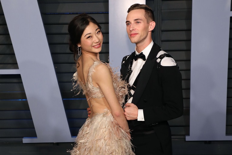 元フィギュア選手のアダム・リッポンとともにイベントに出演した際の長洲（2018年）　©Getty Images