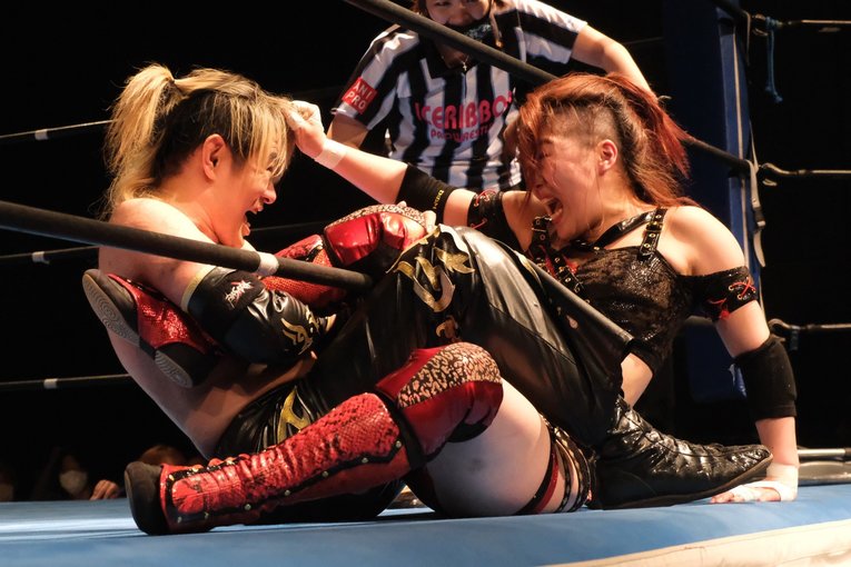 イサミ戦の鈴季　（写真をクリックすると「この記事の写真」にとびます。流血等の過激な写真を含みますので、ご注意ください）