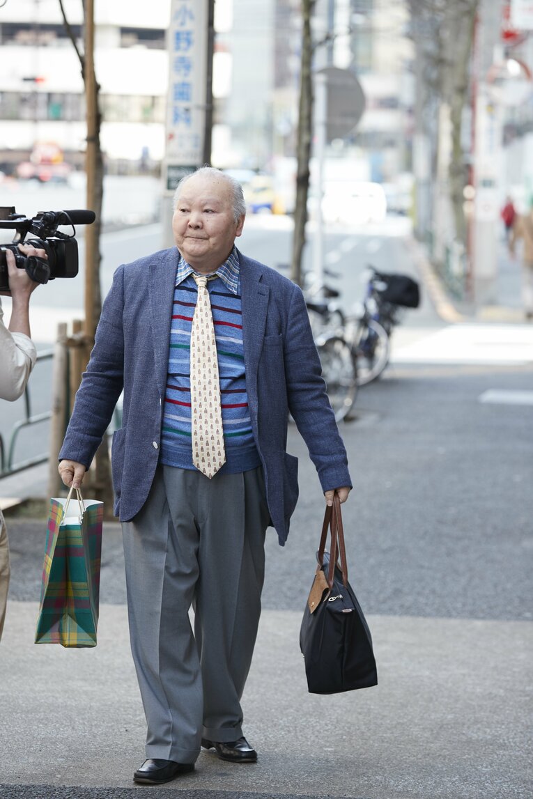 【ひふみんレア写真】2010年代の加藤。対局への通勤途中（写真は右へ続きます）　©BUNGEISHUNJU