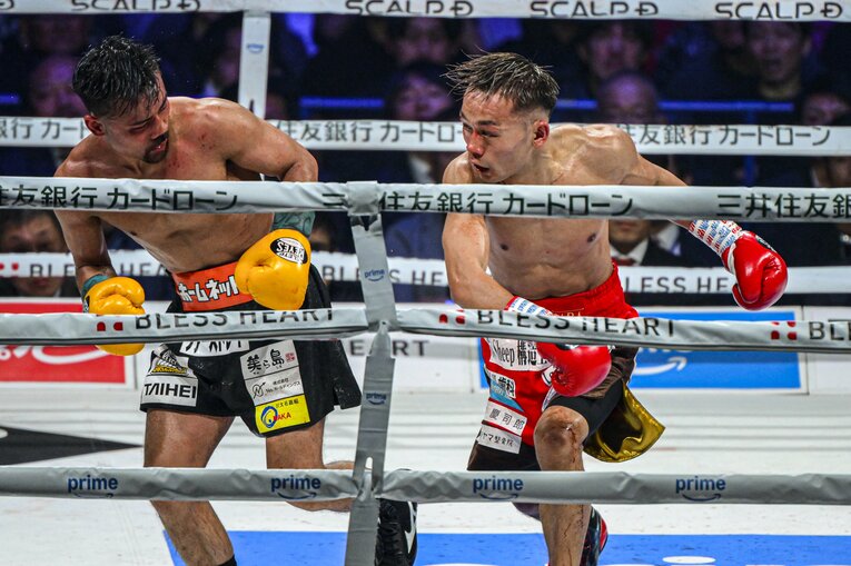 堤聖也vs.比嘉大吾。2月24日、有明アリーナ　©Takuya Sugiyama