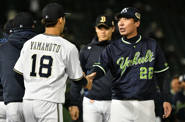 試合後、日本一に輝いたヤクルトの高津臣吾監督は、オリックスのエース・山本由伸と握手。互いの健闘を称え合った ／ photograph by Hideki Sugiyama