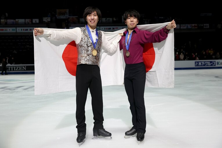 四大陸選手権で銅メダルとなった佐藤駿（右）と。ちなみに鍵山からもらったポケモンのぬいぐるみはホゲータ（ほのおタイプ）だったという　©Getty Images