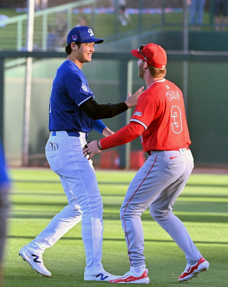 オープン戦でのウォードとの再会に、大谷もこの笑顔　©JIJI PRESS