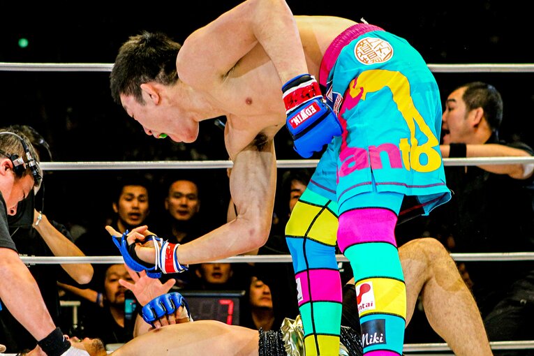 タップしなかった廣田瑞人の腕を折り、中指を突き立てる青木真也。この一件以降、完全にヒール扱いされるようになった