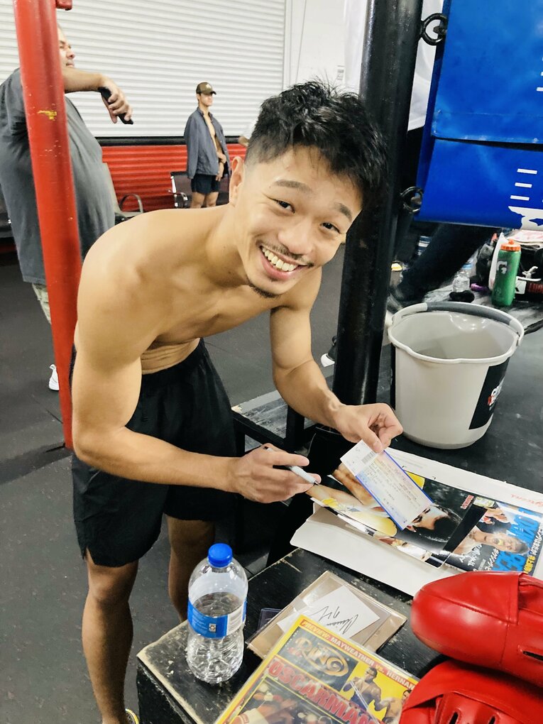 チケットにサインを書く中谷潤人 ©︎Daisuke Sugiura　※写真をクリックすると「犬を愛でる中谷」など、LA合宿の様子がご覧いただけます。