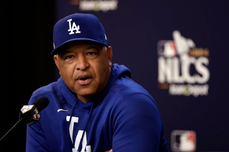 リーグ優勝決定シリーズの会見で。真剣な表情で記者の質問に答えるロバーツ監督　©AFLO