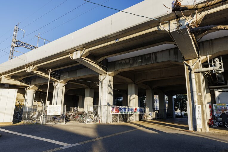 高架下には駐輪場が広がっていた