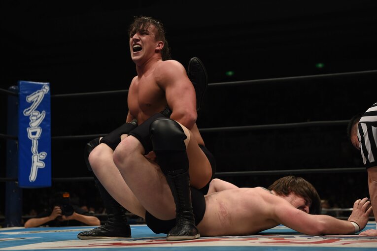 2016年2月、デビッド・フィンレーに逆エビ固めを決める