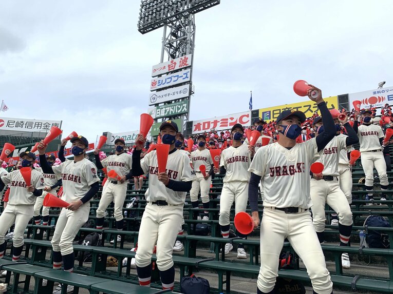 昨年のセンバツ、浦学のアルプススタンド　©Yukiko Umetsu