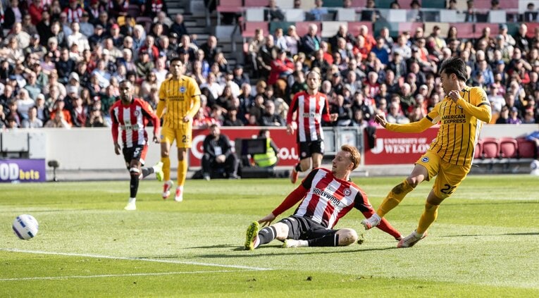 三笘薫の今季8ゴール目の場面。ヒンシェルウッドのスルーパスを左足でゴールに流し込む【2枚目／全3枚】　©Getty Images