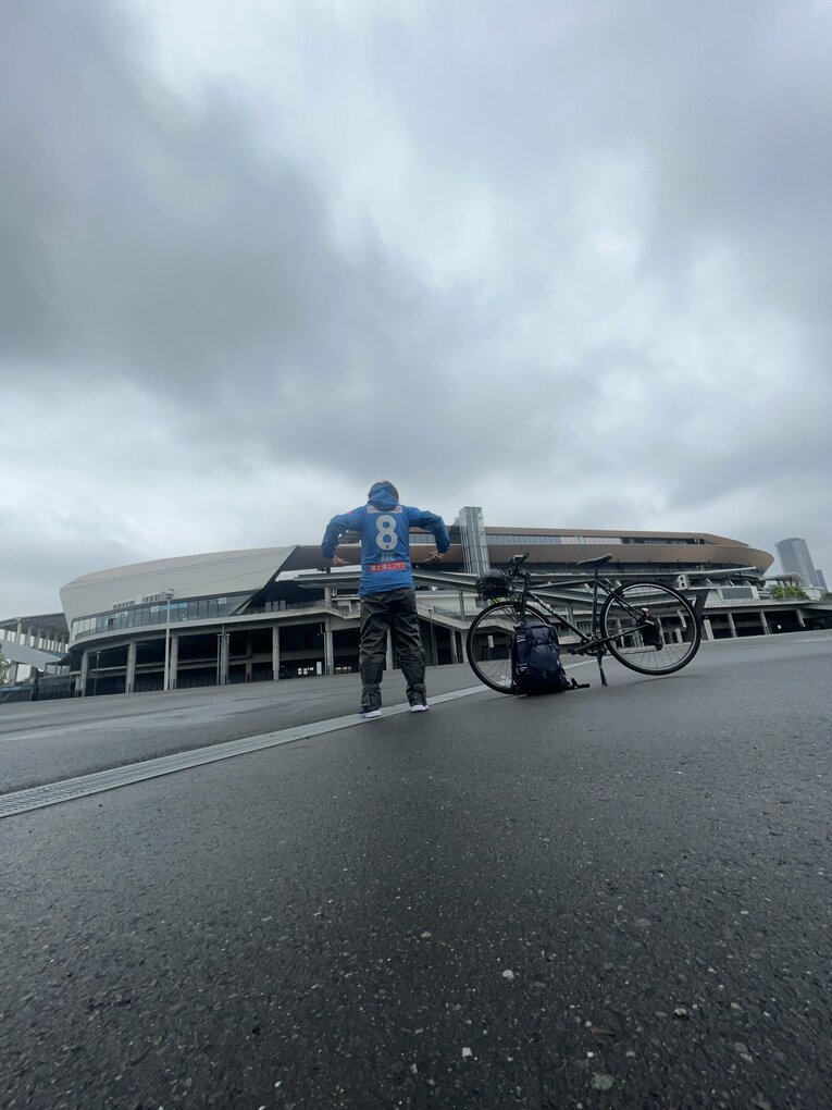 阿部浩之のユニフォームを着て等々力陸上競技場を出発（小野田治矢さん提供）