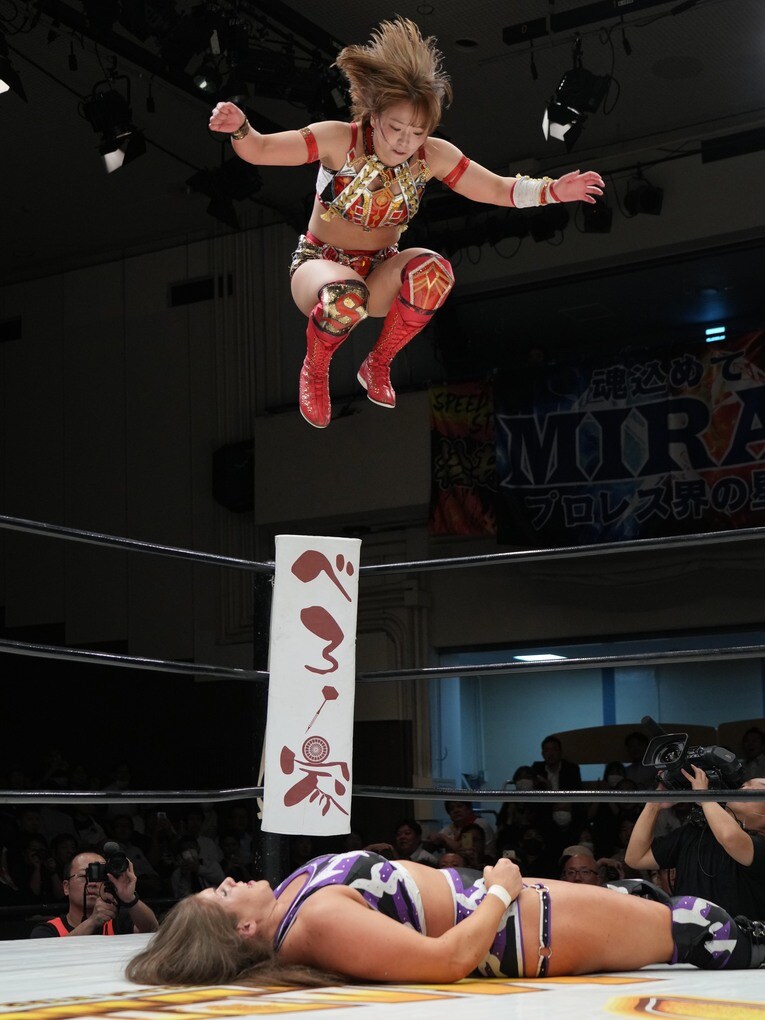 コーナーからボジラを踏みつけにいくSareee　©Essei Hara