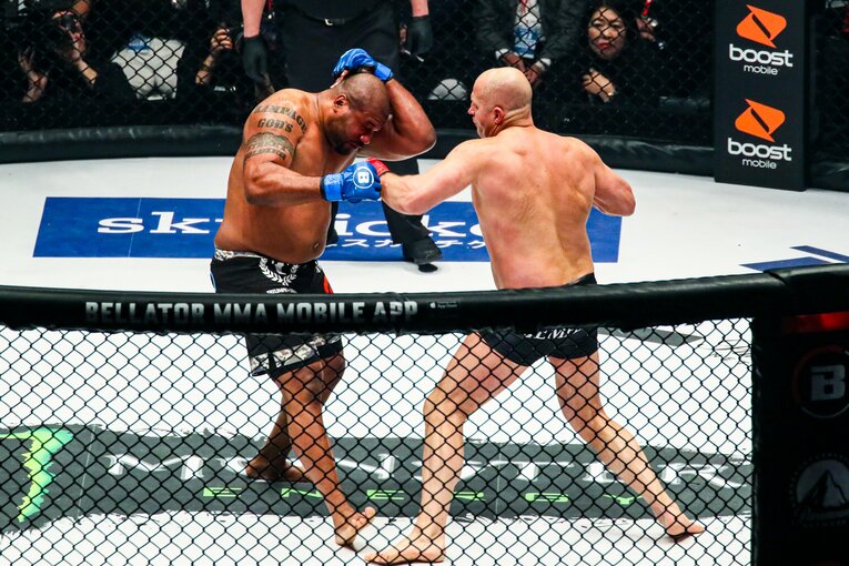 ヒョードルに打撃で追い込まれるジャクソン　©Susumu Nagao