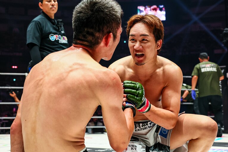 青木真也と笑顔で言葉をかわす朝倉未来　©RIZIN FF Susumu Nagao