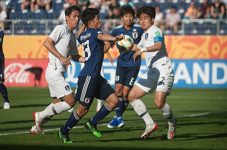 韓国戦で敵DFに囲まれた中での突破を図る宮代大聖。この悔しい経験は、絶対に無駄にしてはならない。 ／ photograph by Getty Images