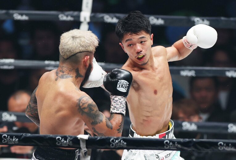 Amazon Primeで解説を務めた村田諒太も機械のようにパンチを的確に当て続ける技術を絶賛　©JIJI PRESS