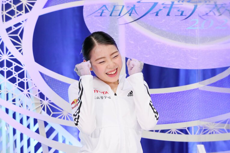 ガッツポーズをする紀平　(C)Naoki Nishimura/AFLO SPORT