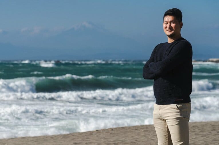 取材に応じた三上朋也。「天気晴朗なれども波高し」という日和の中、新しいスタートへの思いを明かしてくれた ／ photograph by Shiro Miyake