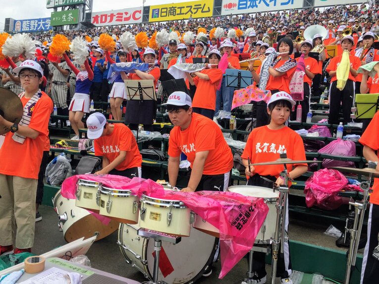 雨に備えて小太鼓にビニールをかける敦賀気比高校吹奏楽部（2018年）