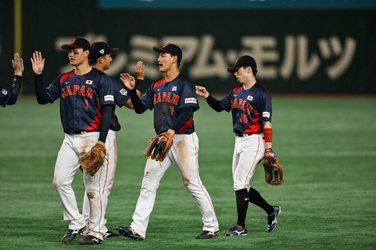 日韓戦でともに外野も守った阪神・森下（左）からは色々なことを吸収した　©Nanae Suzuki