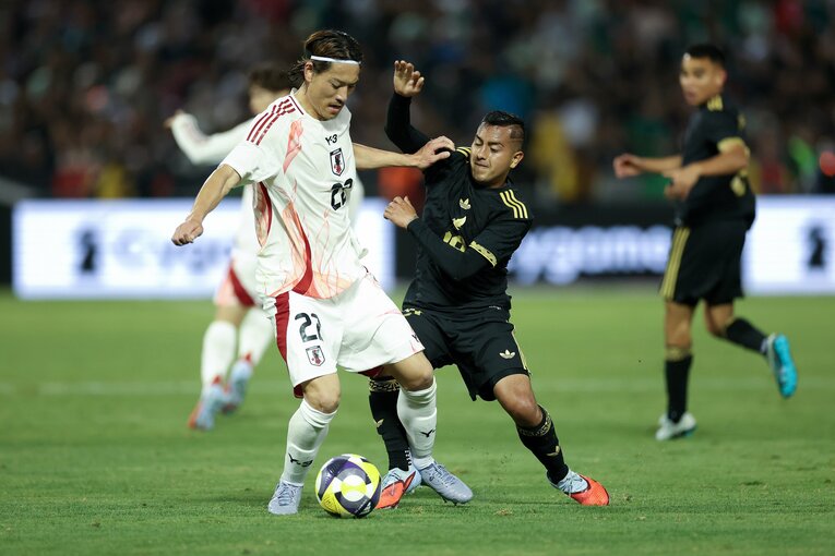 メキシコ選手と競り合う瀬古　©Getty Images