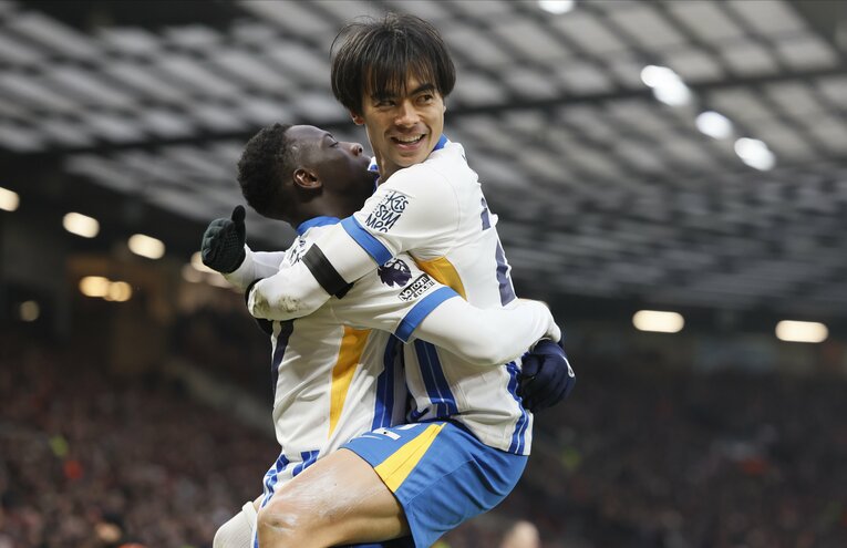 三笘のゴールシーン【5枚目／全6枚】。アシストのミンテと抱き合う　©Getty Images