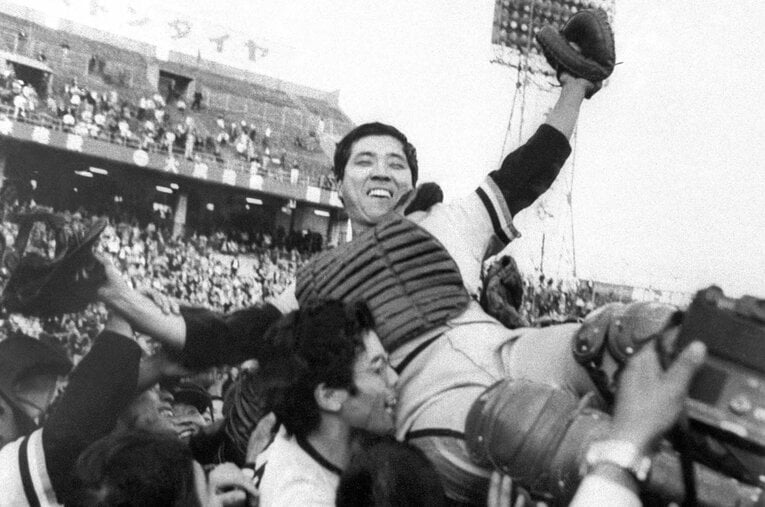 1973年にパ・リーグ優勝を決めて胴上げされる、南海ホークス捕手兼監督時代の野村克也 ／ photograph by Sankei Shimbun