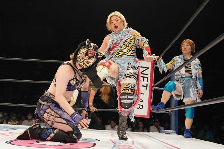 高橋奈七永はスターライト・キッドを蹴り飛ばす