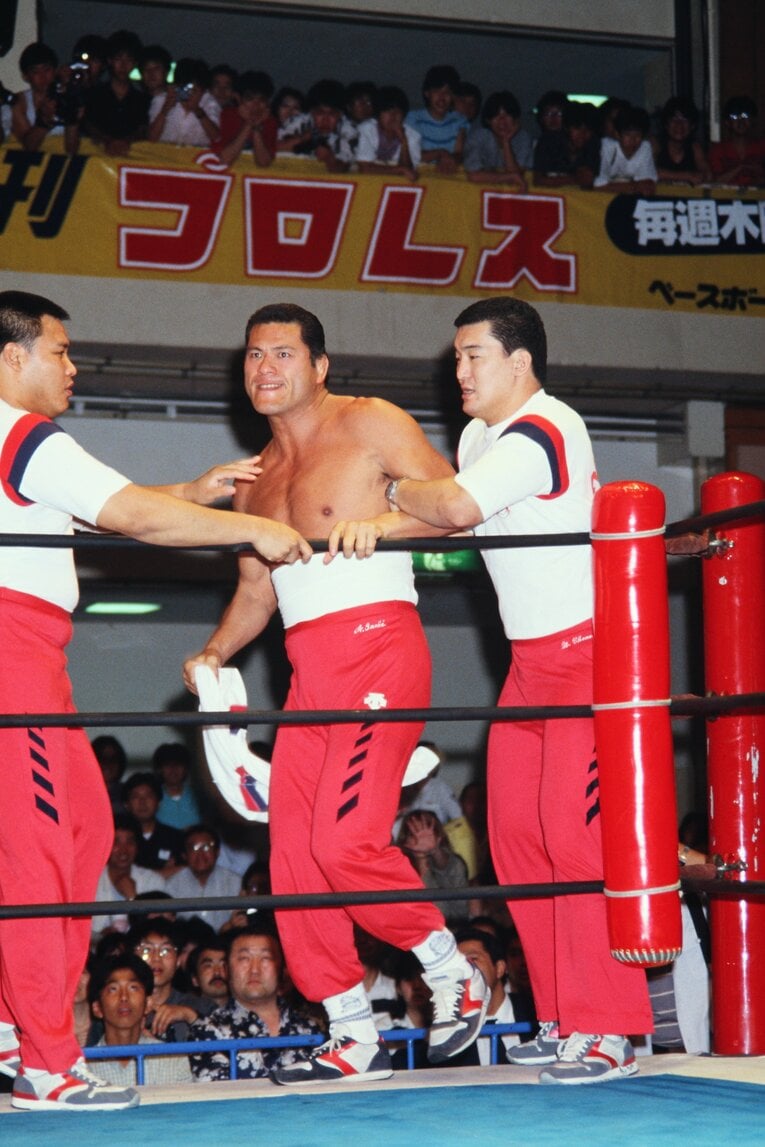 アントニオ猪木と付き人時代の蝶野正洋 ／ photograph by AFLO