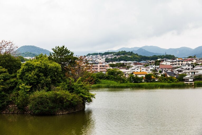 仁川駅の北、徒歩ですぐに行ける弁天池。六甲山地も望める