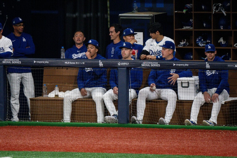 【開幕2戦目／21日】水原氏がいない試合…山本由伸と談笑　©Nanae Suzuki