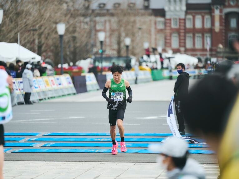 東京マラソン、日本人2番手に入った其田健也（JR東日本）。2時間5分59秒で日本人4人目の2時間6分切り。其田も駒澤大OBだ　©Yuki Suenaga