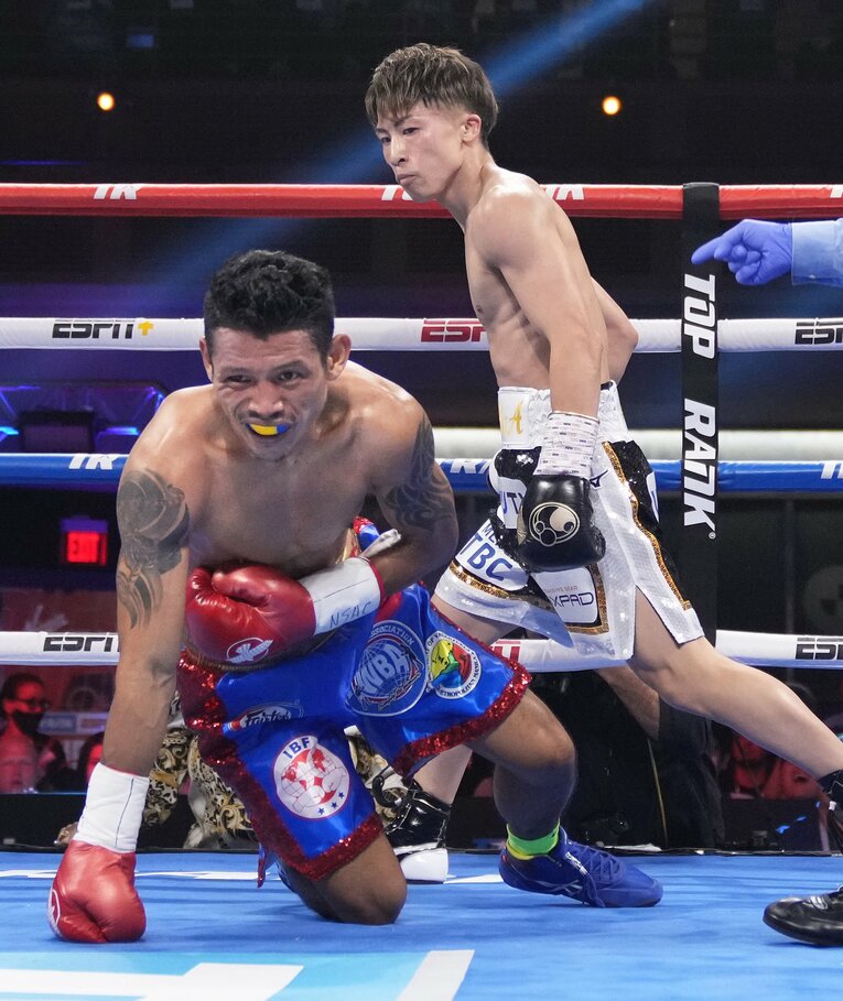 井上尚弥のボディを浴びて悶絶するダスマリナス（2枚目／全2枚）©Naoki Fukuda