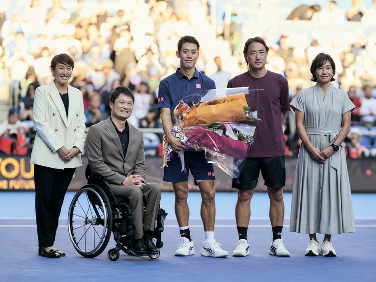 試合後にはレジェンドたちの花束贈呈が。左から杉山愛、国枝慎吾、錦織、添田豪、伊達公子　©Yuki Suenaga