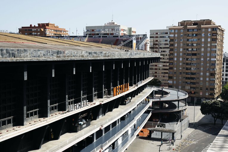 住宅街に鎮座する年季の入ったメスタージャ外壁。今季で見納めになる予定とされている（写真は右に続きます）　©Daisuke Nakashima